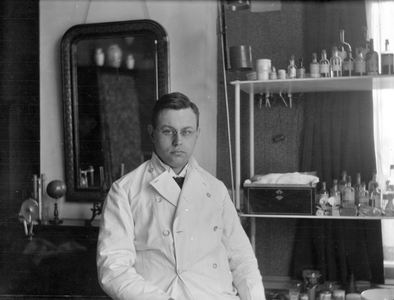 853617 Portret van Elias Johan Haanschoten, geboren Utrecht 17 mei 1895, arts, overleden Utrecht 3 maart 1962, in de ...